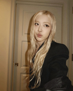 ROSIE🧸🌺's avatar