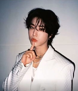 ● ● ● 𝐿𝑬𝑬 𝒦𝑵𝑶𝑾 's avatar