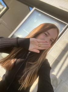 Elina🥂✨'s avatar